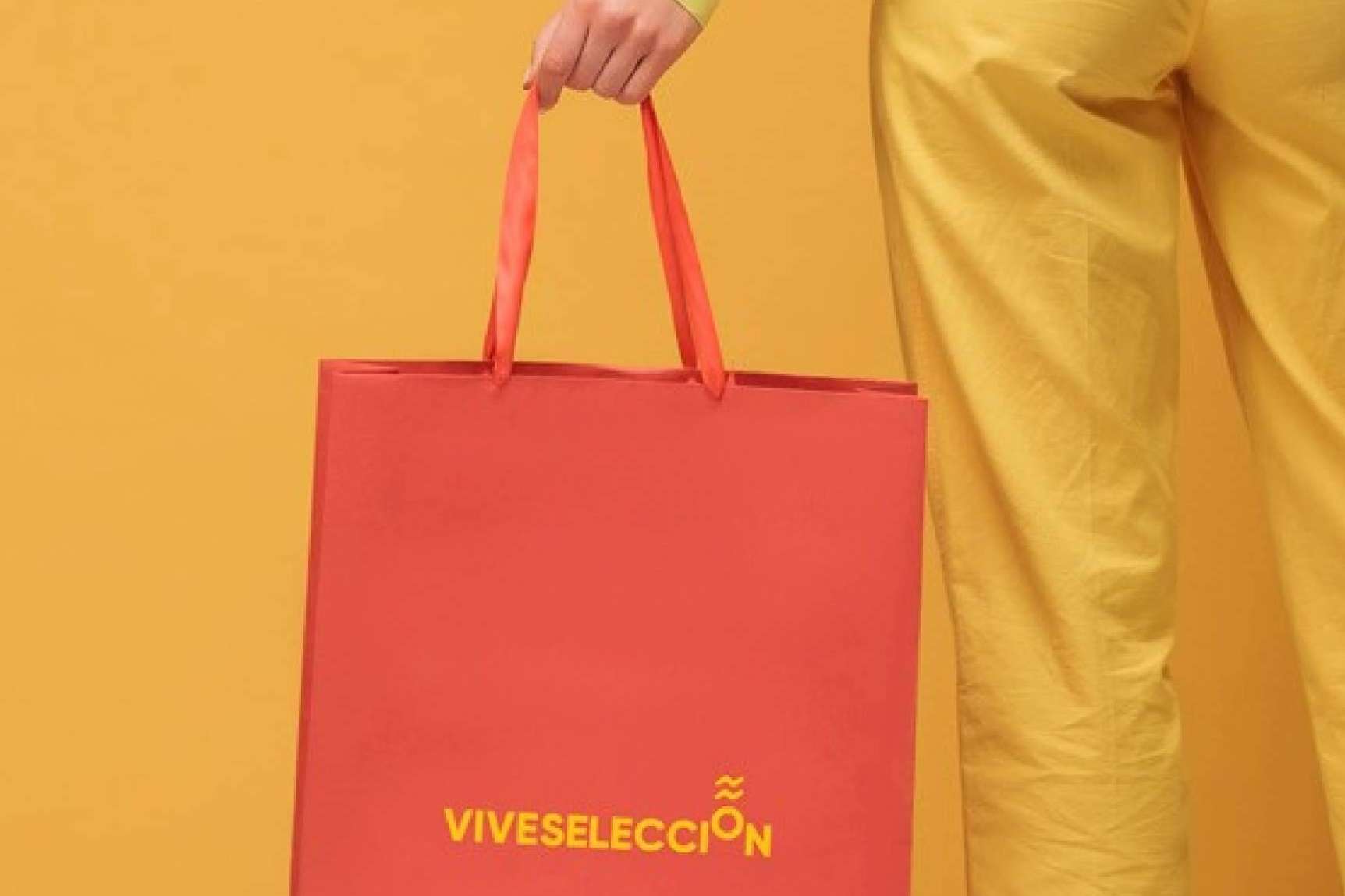 Comprar ropa oficial de las selecciones españolas de fútbol y fútbol sala en la tienda online ViveSelección