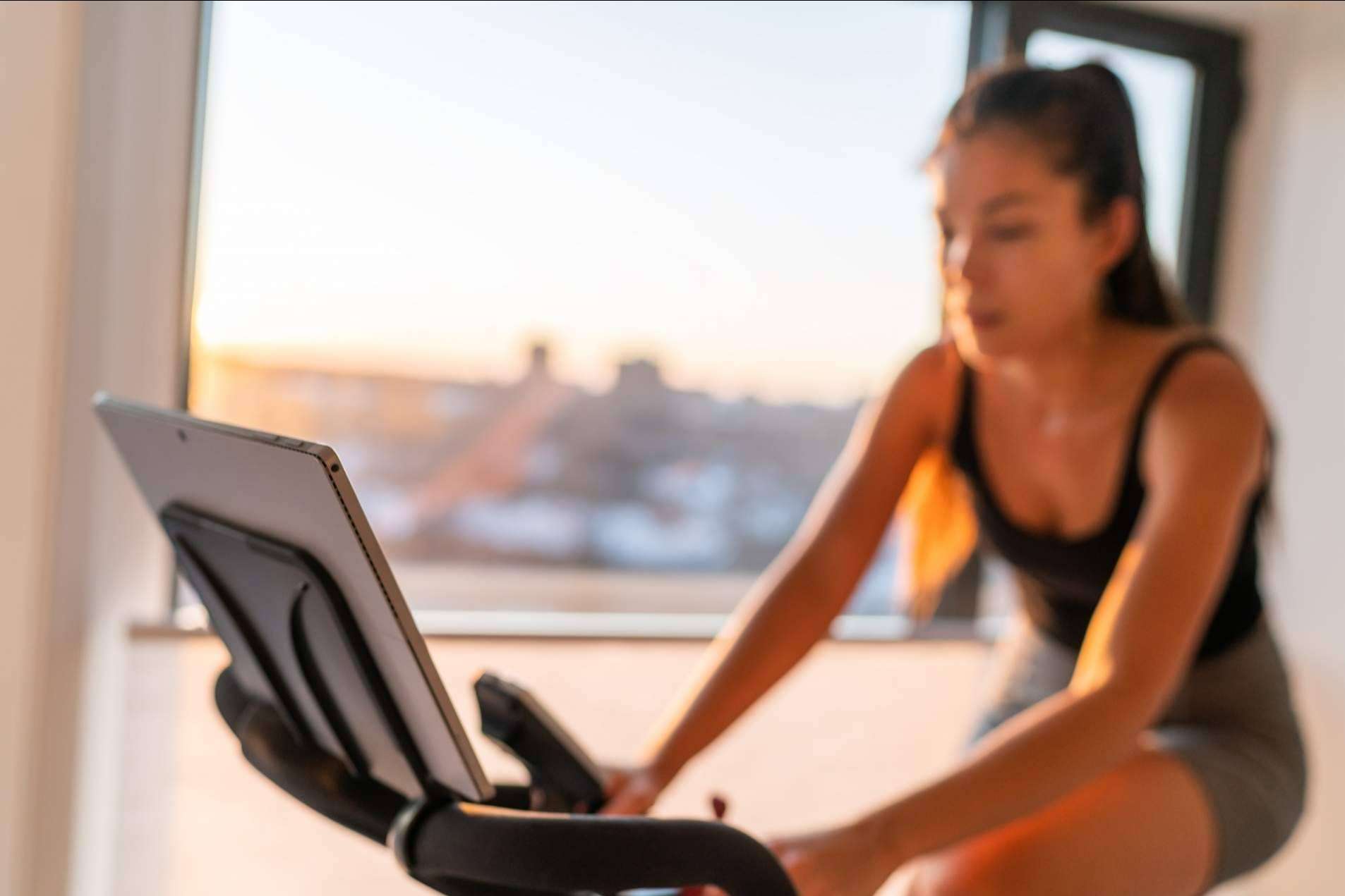 Top Entreno acerca los beneficios de entrenar en casa con una bici de spinning