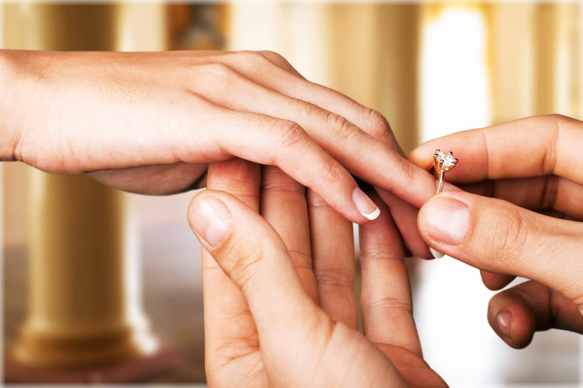 Un brillante pacto de amor se sella con los anillos de compromiso, por El Rubí Joyeros