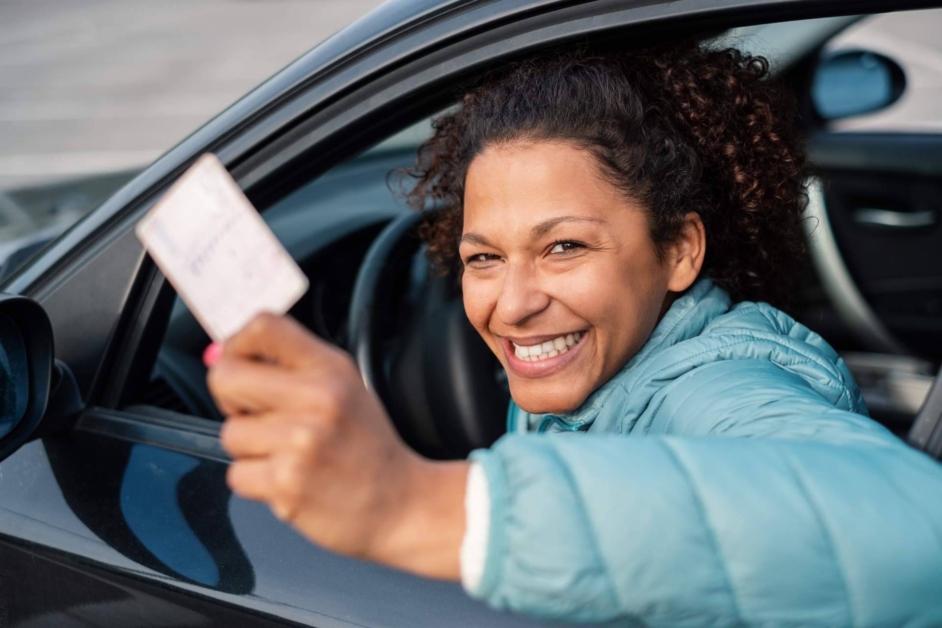 Por qué y cómo evitar una multa por llevar el carnet de conducir caducado