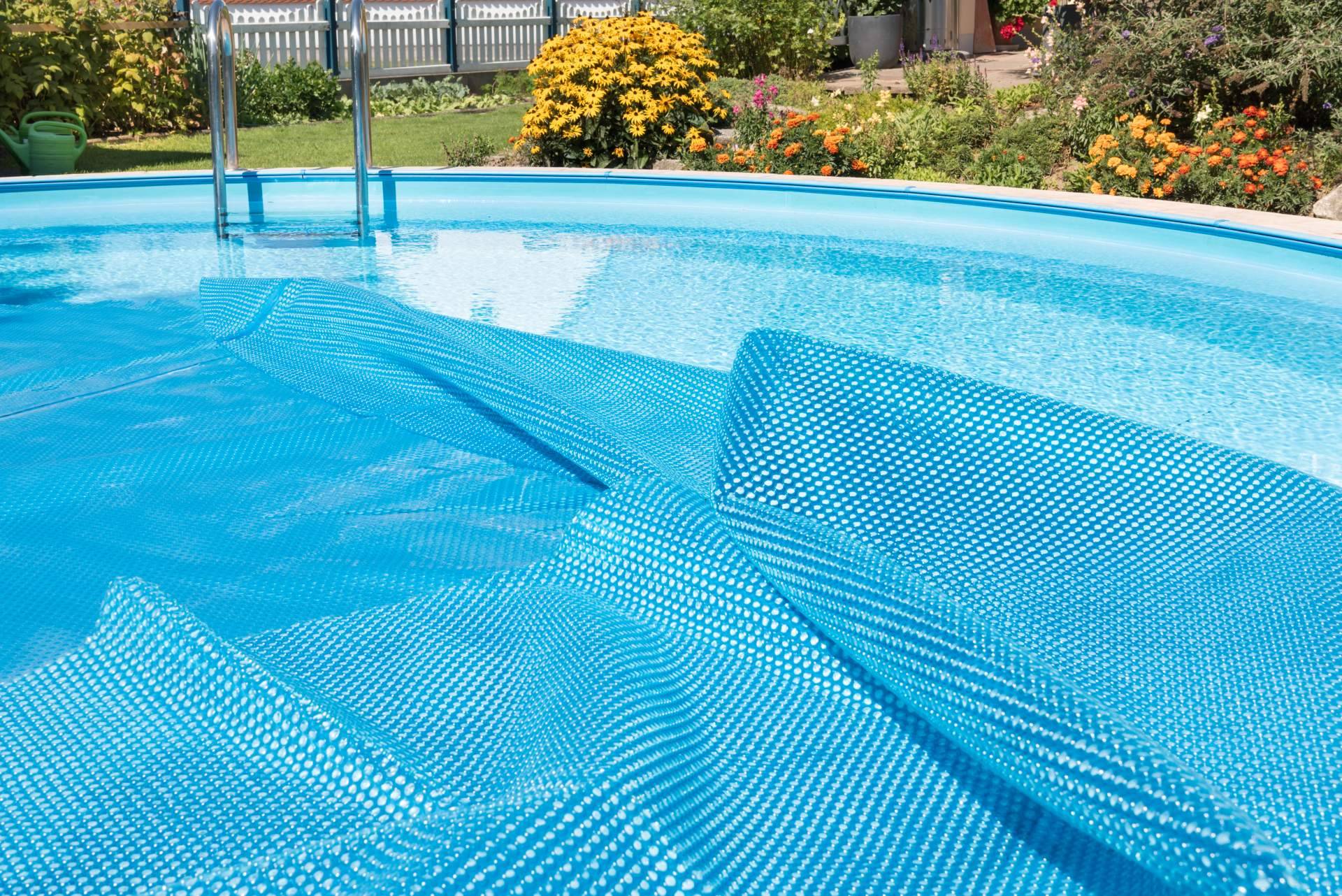 La importancia de contar con una manta térmica para piscina