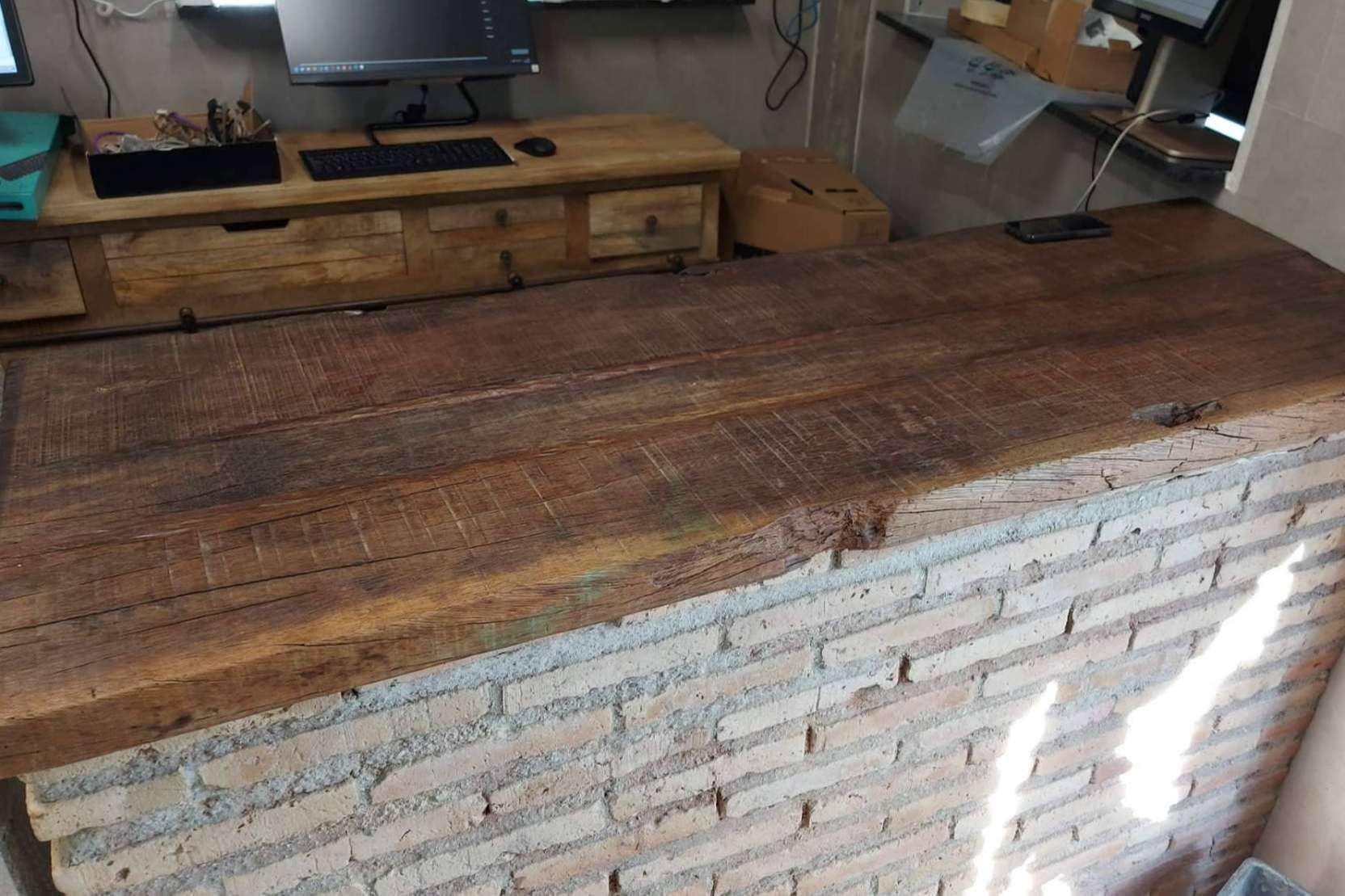 Darle un toque único a la decoración de un restaurante con los mostradores de madera de olivo