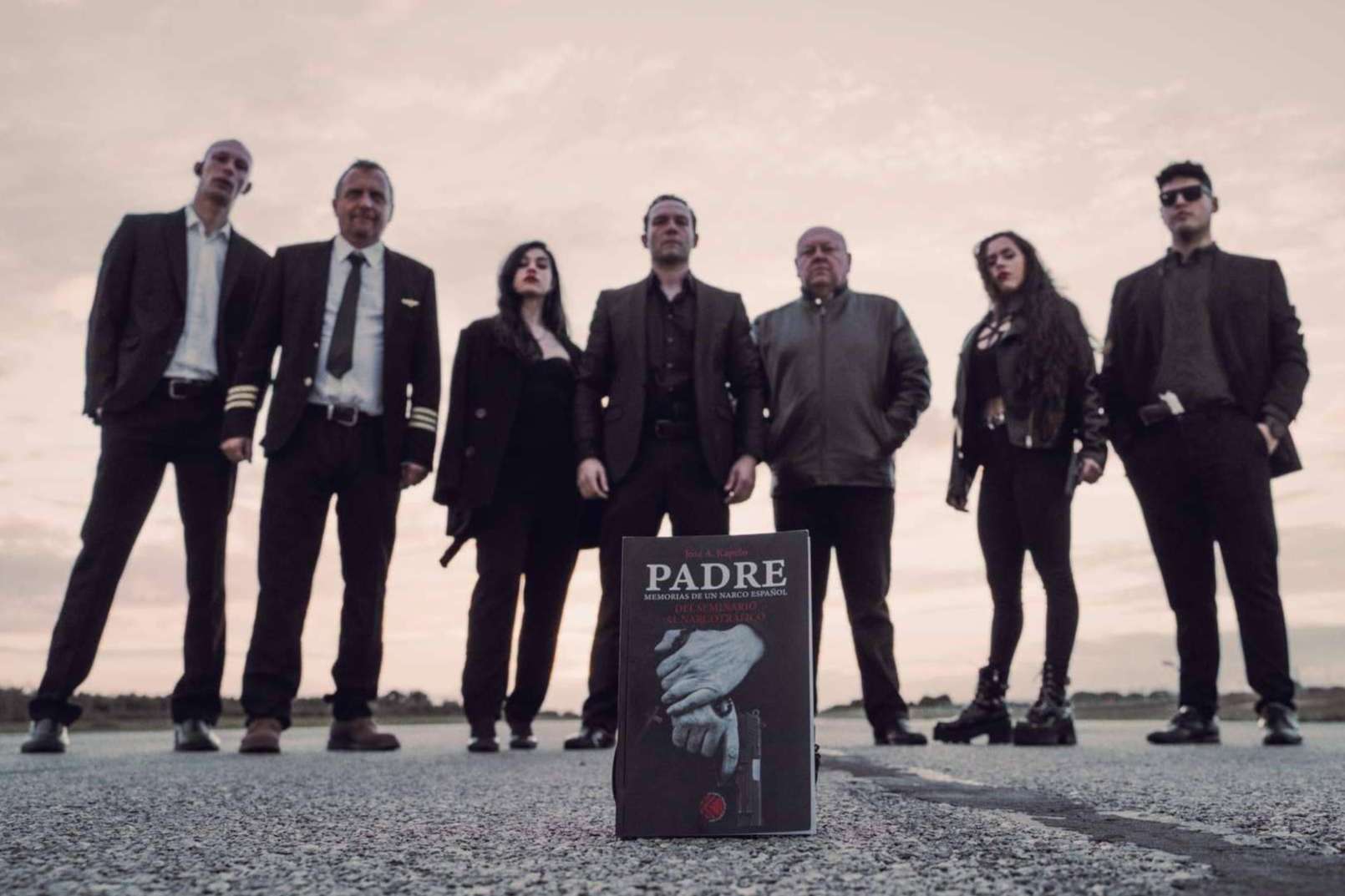 El escritor de novela negra policíaca y autor del libro Padre es José Antonio Kapelo