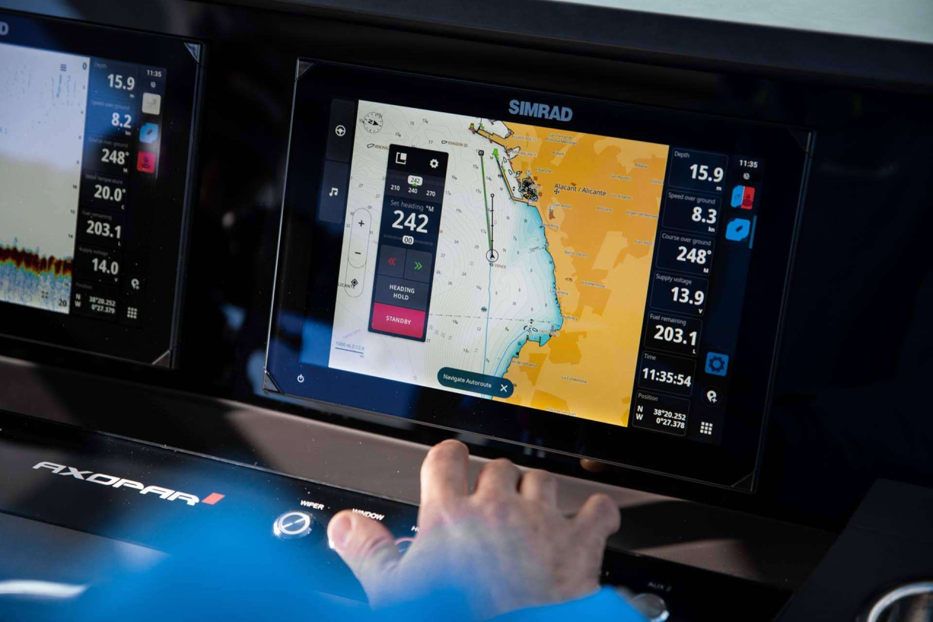 Simrad presenta la nueva serie de sondas NSX, en Equiposnauticos.com