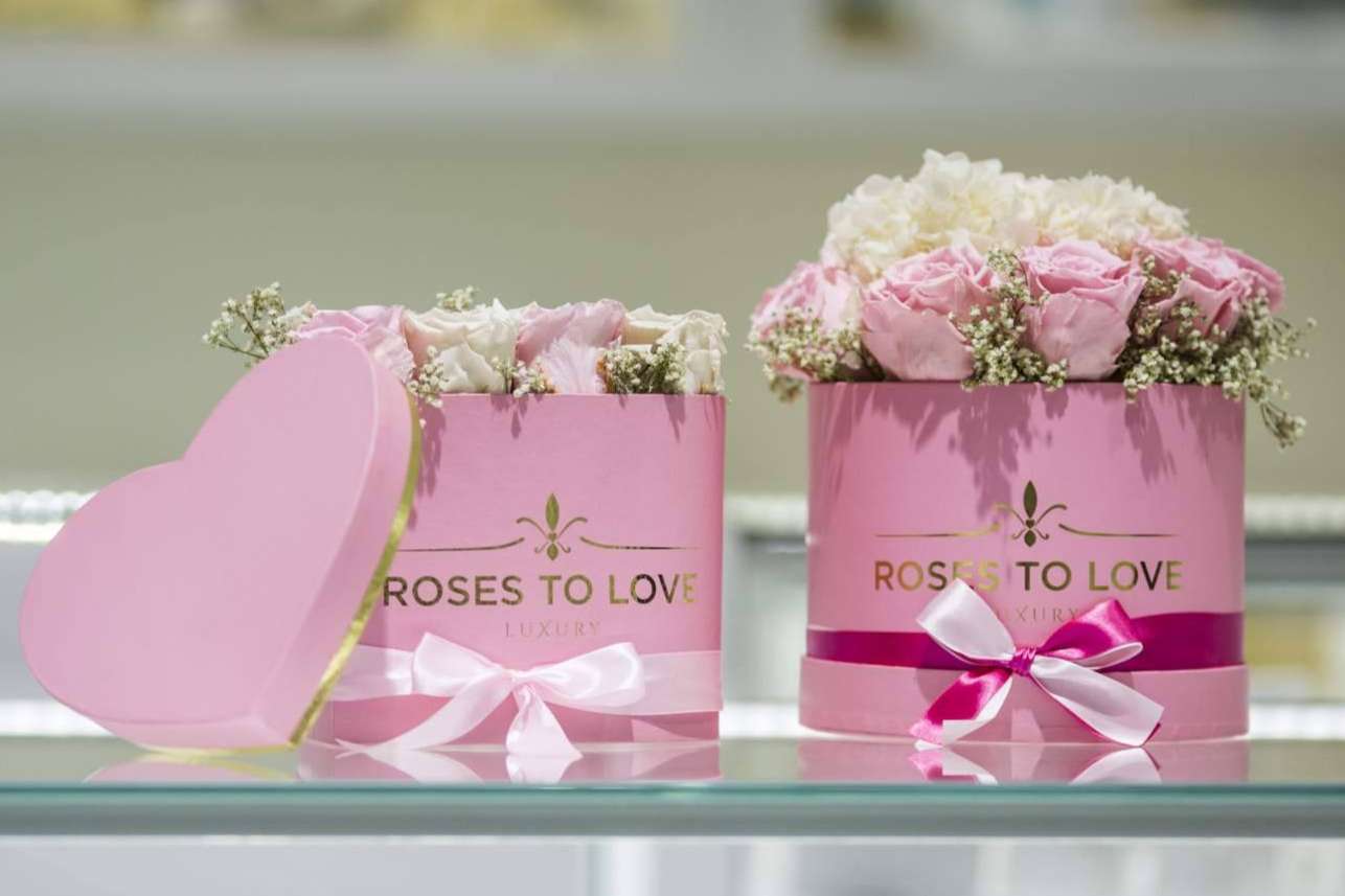 Decorar eventos, comuniones y bodas con las rosas preservadas de ROSES TO LOVE