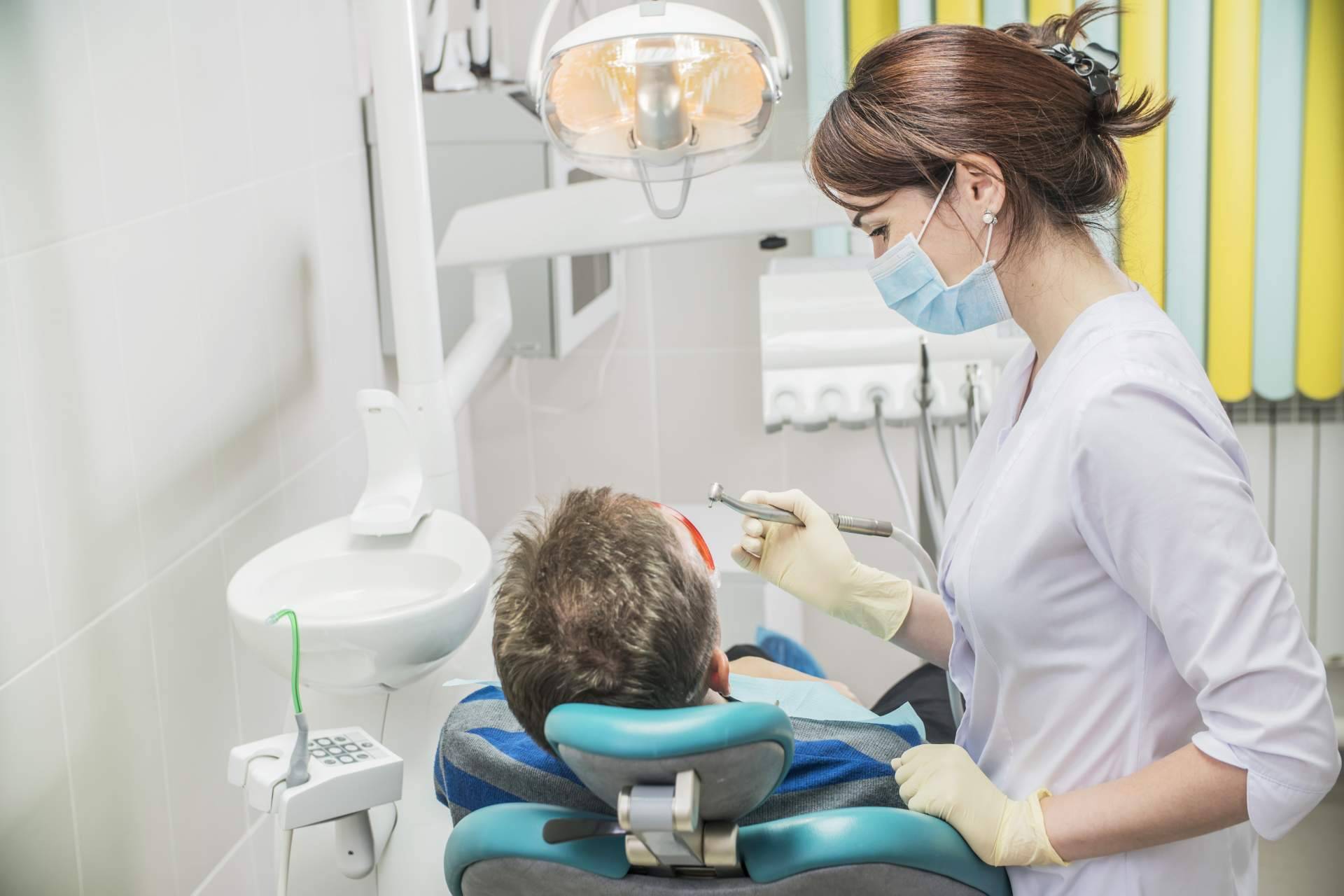 La Dra. Saylin García realiza tratamientos odontológicos con la tecnología más avanzada