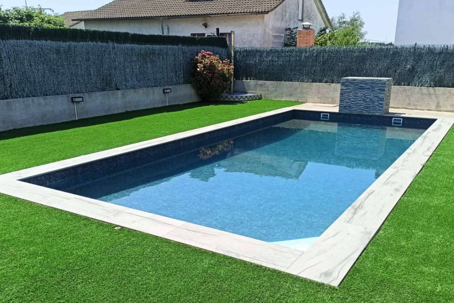 La empresa Esencial Pool ofrece su sistema de calentamiento pasivo de piscina