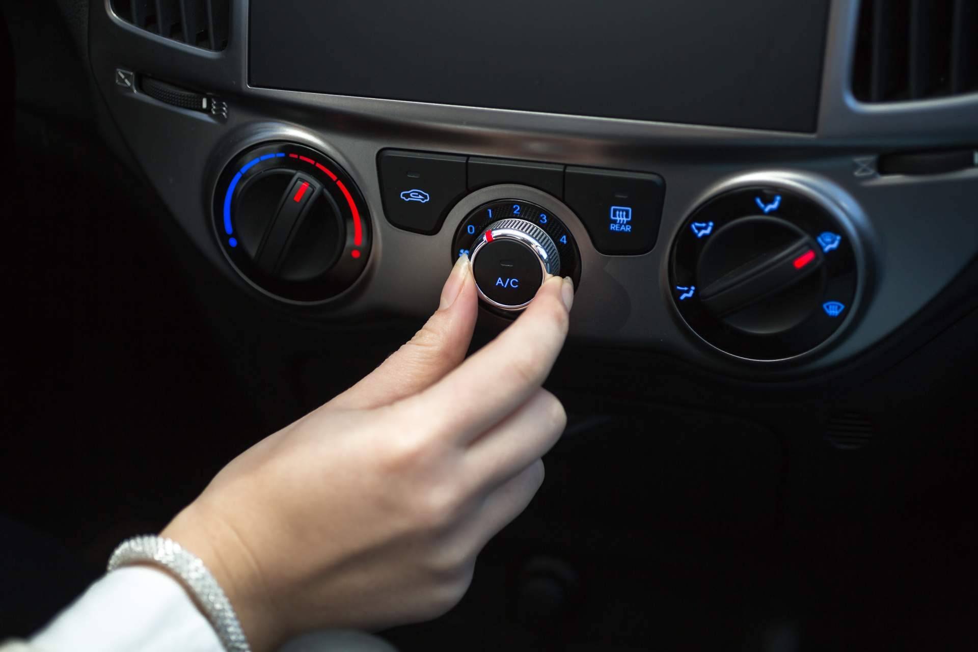 La relevancia del mantenimiento del filtro del aire acondicionado del coche, según la red de talleres BlackTire