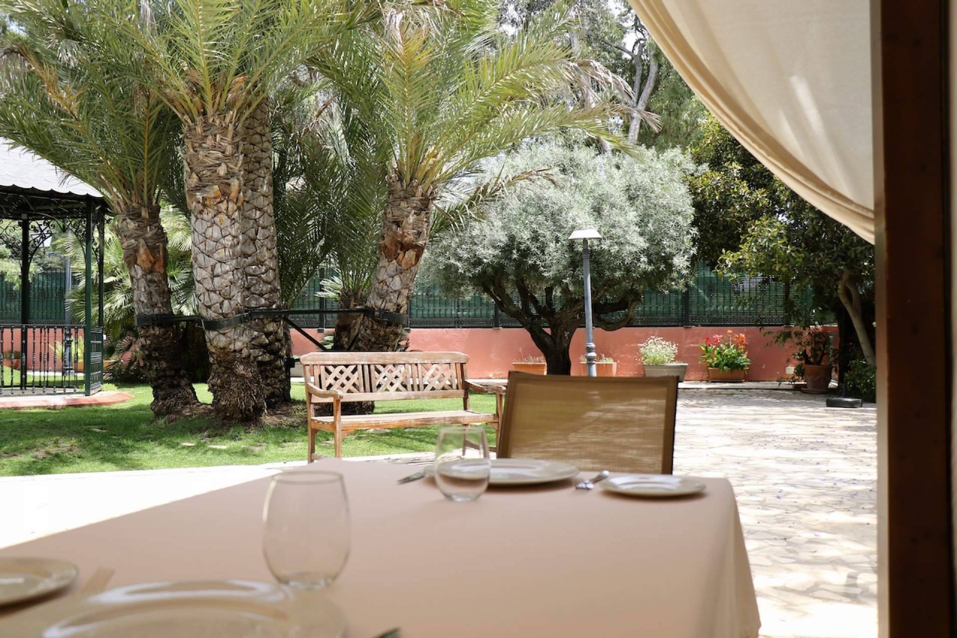 Un oasis en la costa alicantina esconde uno de los más bellos edificios del S. XIX, convertido en espacio gastronómico y de ocio, la Finca Villa Antonia