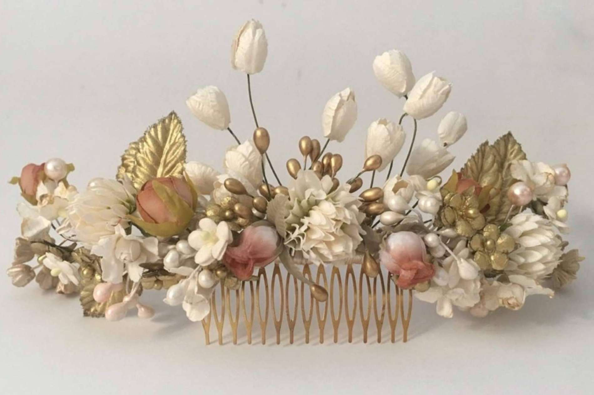La diseñadora Carmen Fernández dispone de tiaras, coronas y tocados de novia
