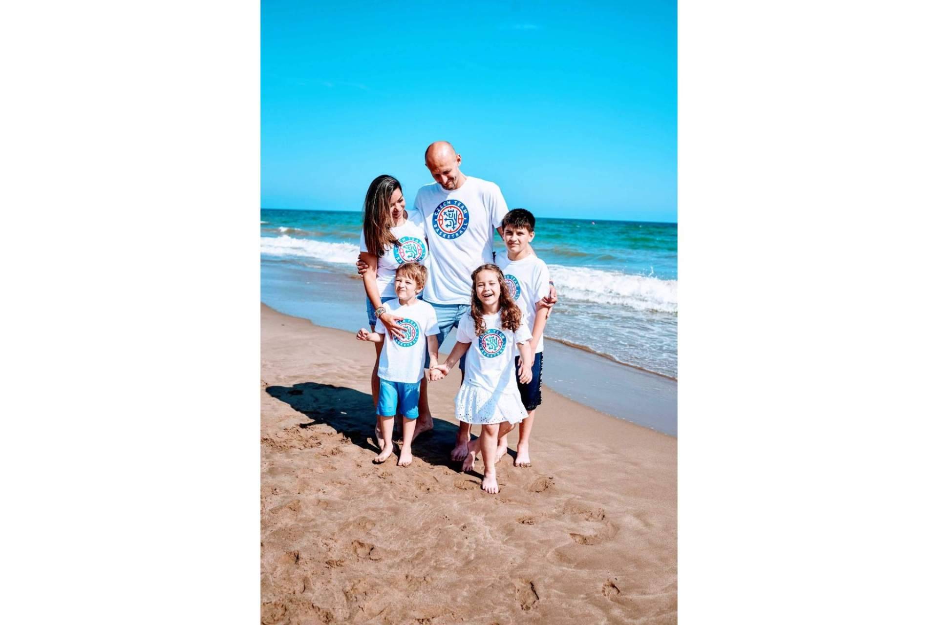 Barton, Keilley y familia regresan a España
