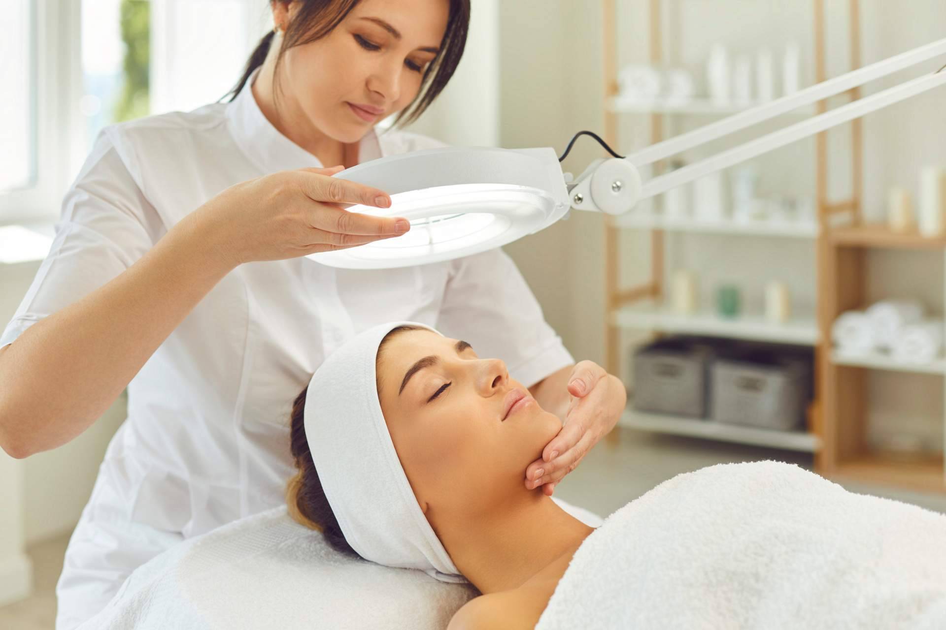 Máquina Hydrafacial para tratamientos faciales no invasivos, de la mano de Comercial Estética