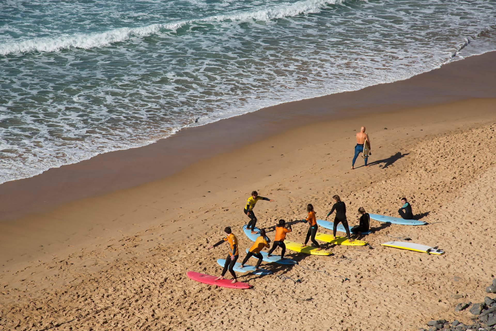 El campamento de surf ubicado en Cantabria Ajo Natura cuenta con más de 30 años de experiencia en la instrucción de este deporte