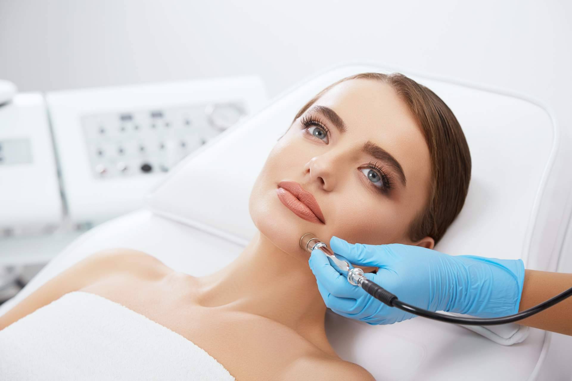 ¿Cómo es el tratamiento facial con punta de diamante que realiza Sapphira Privé Madrid Centro?