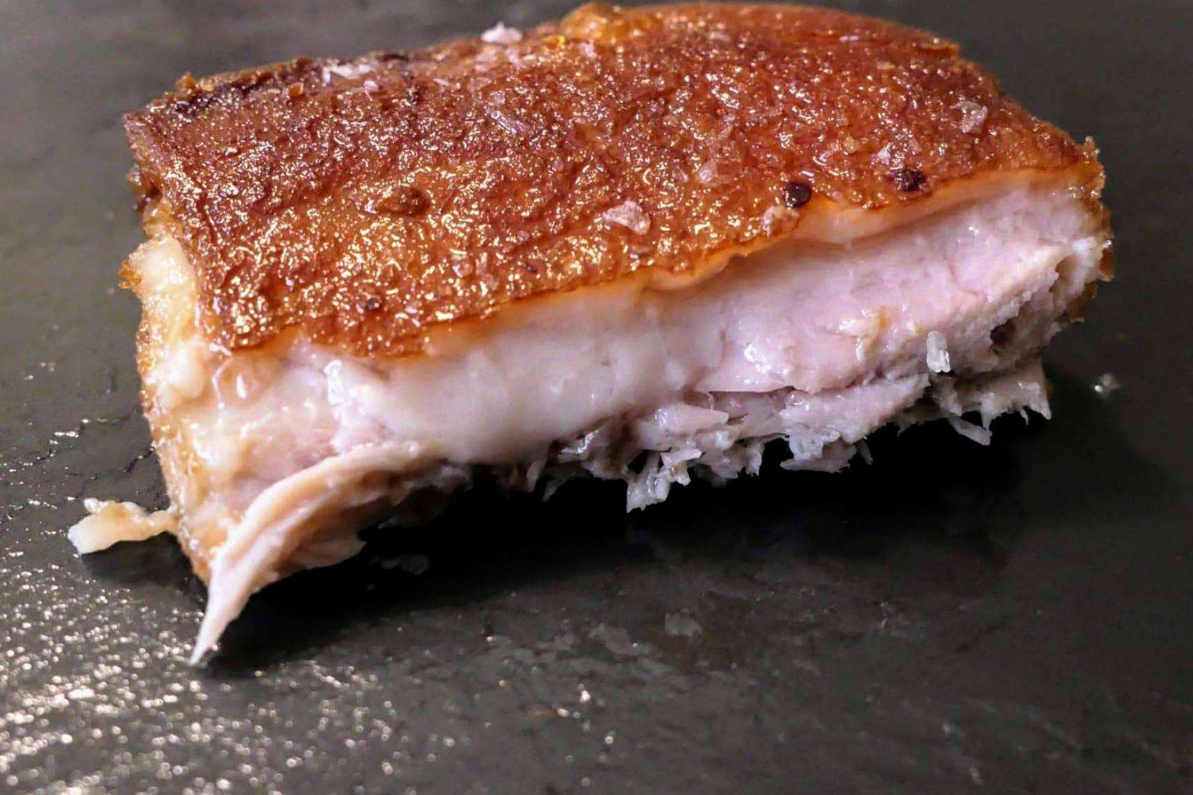 Una de las propuestas más destacadas de País de Quercus, el cochinillo ibérico confitado