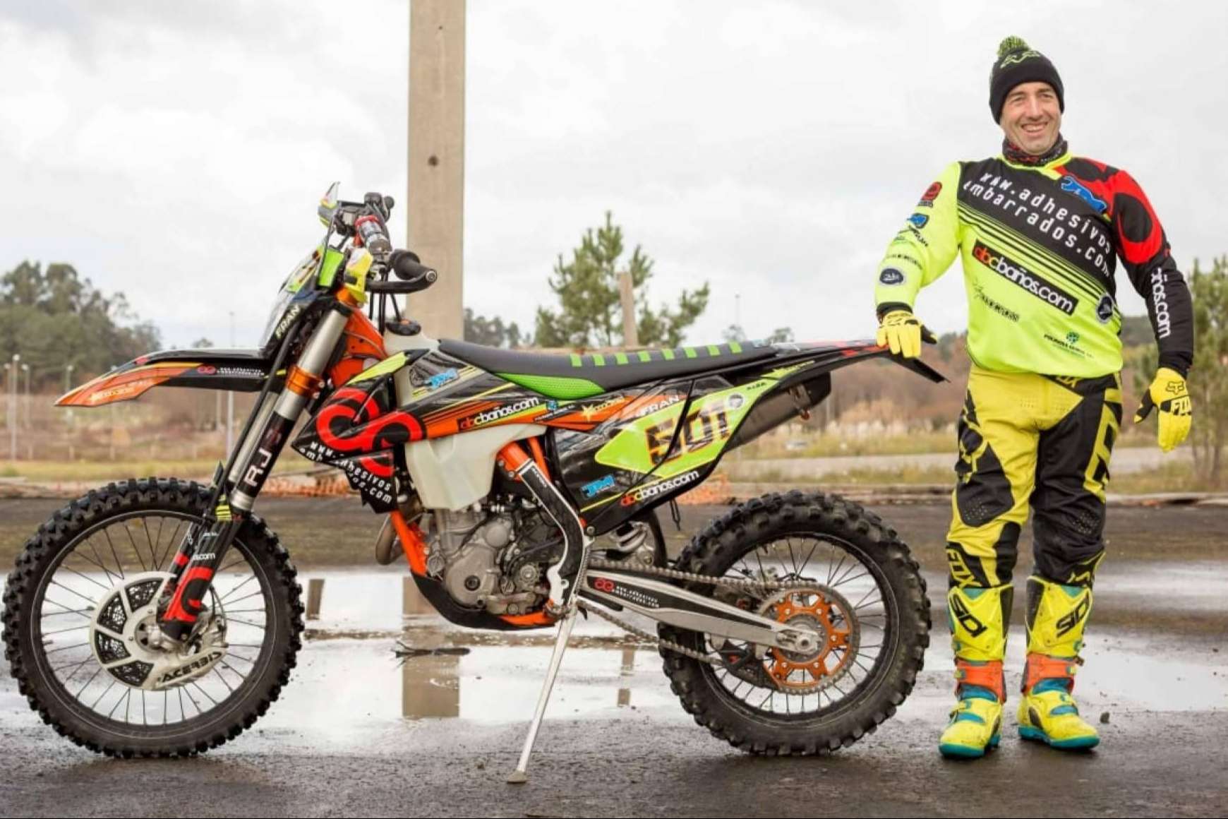 ADHESIVOSEMBARRADOS personaliza los vehículos de dos ruedas en el off road