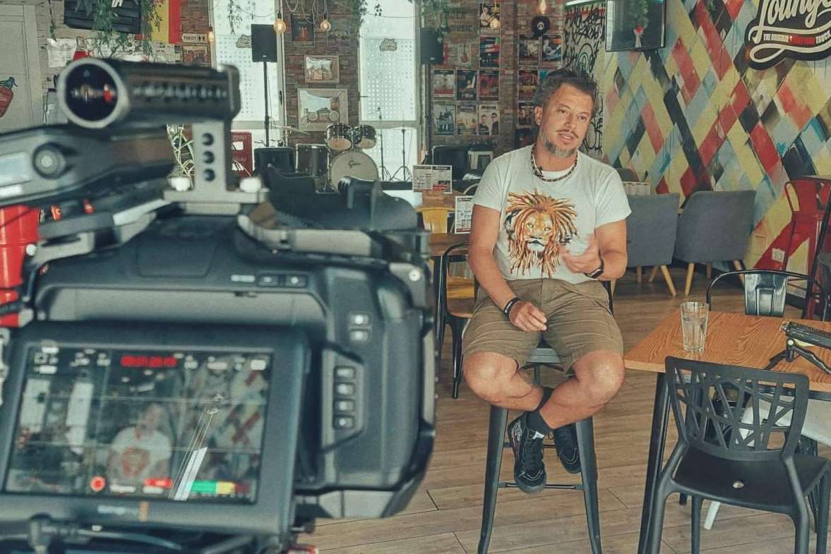 Cam Bur Pin Ton, la diáspora de un sonido es el documental dirigido por Javier Fuentes que narra las dificultades y logros de los músicos venezolanos en el exilio