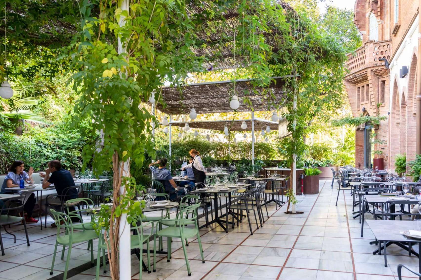 Disfrutar de la gastronomía castellana en jardines y terrazas únicas con Asador de Aranda