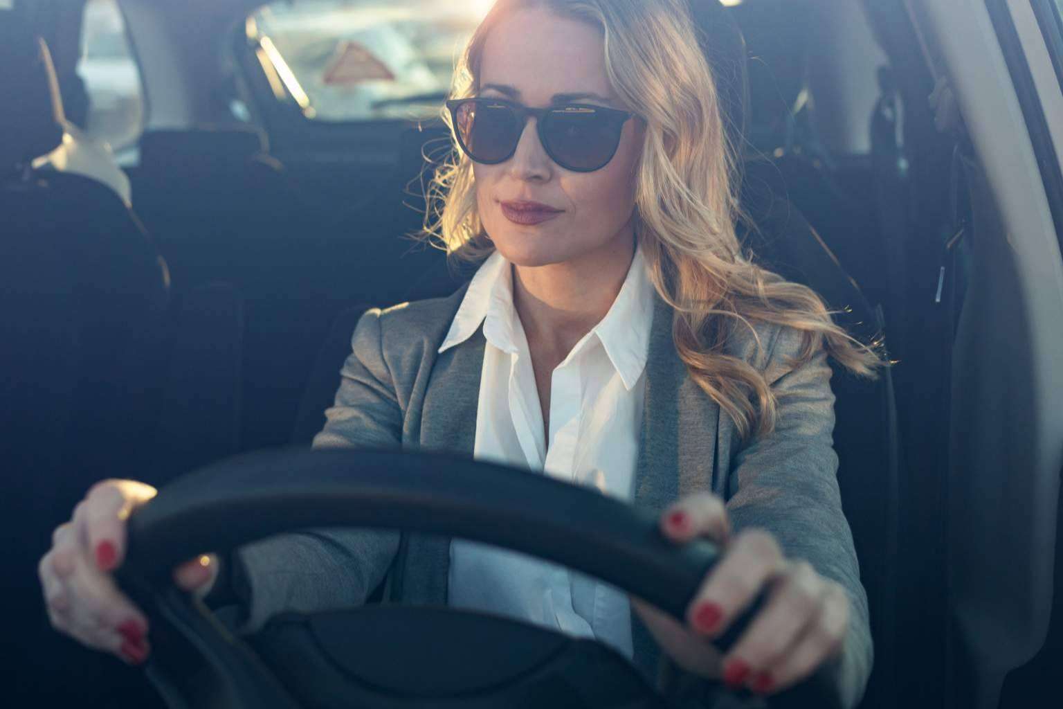 Confortauto y Carolina Lober recuerdan la importancia de las gafas de sol al volante