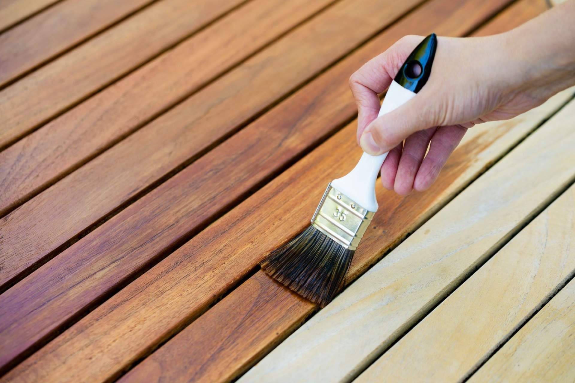 Usar marine varnish and teak oil es una buena forma de proteger la madera de los barcos