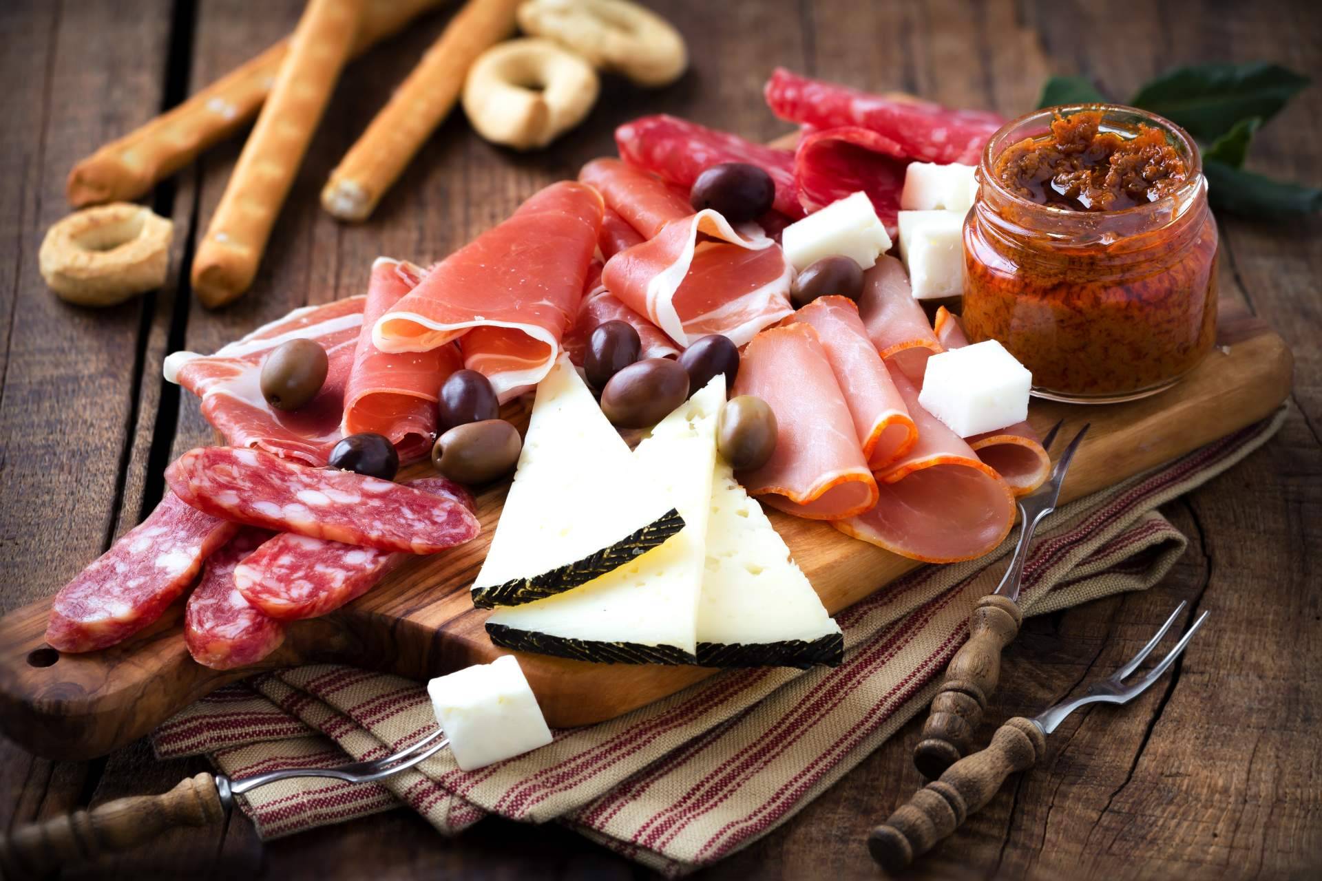 Preparar una cena con amigos con la cesta de picoteo de Bon León