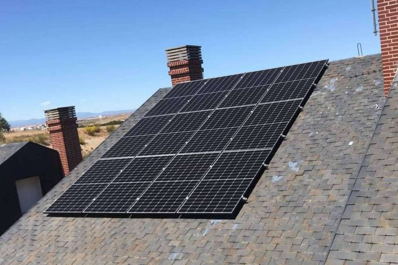 Utilizar paneles solares fotovoltaicos para reducir la contaminación en 100 toneladas de CO₂, por Alma Solar