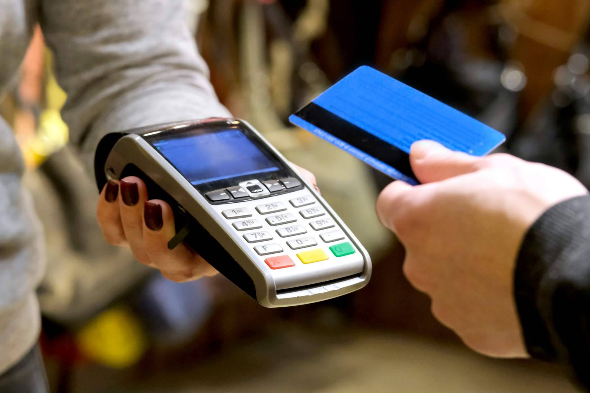 ¿A quién puede ayudar la reclamación de créditos y tarjetas revolving?, por Dual Asociados