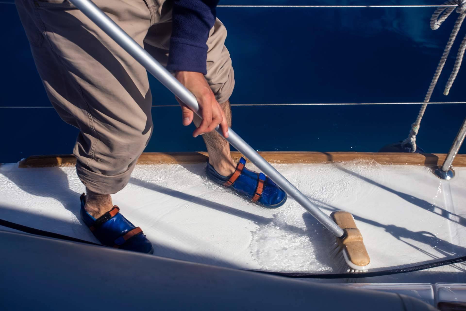 Nova Argonautica dispone de productos especiales para cleaning and maintenance for boat