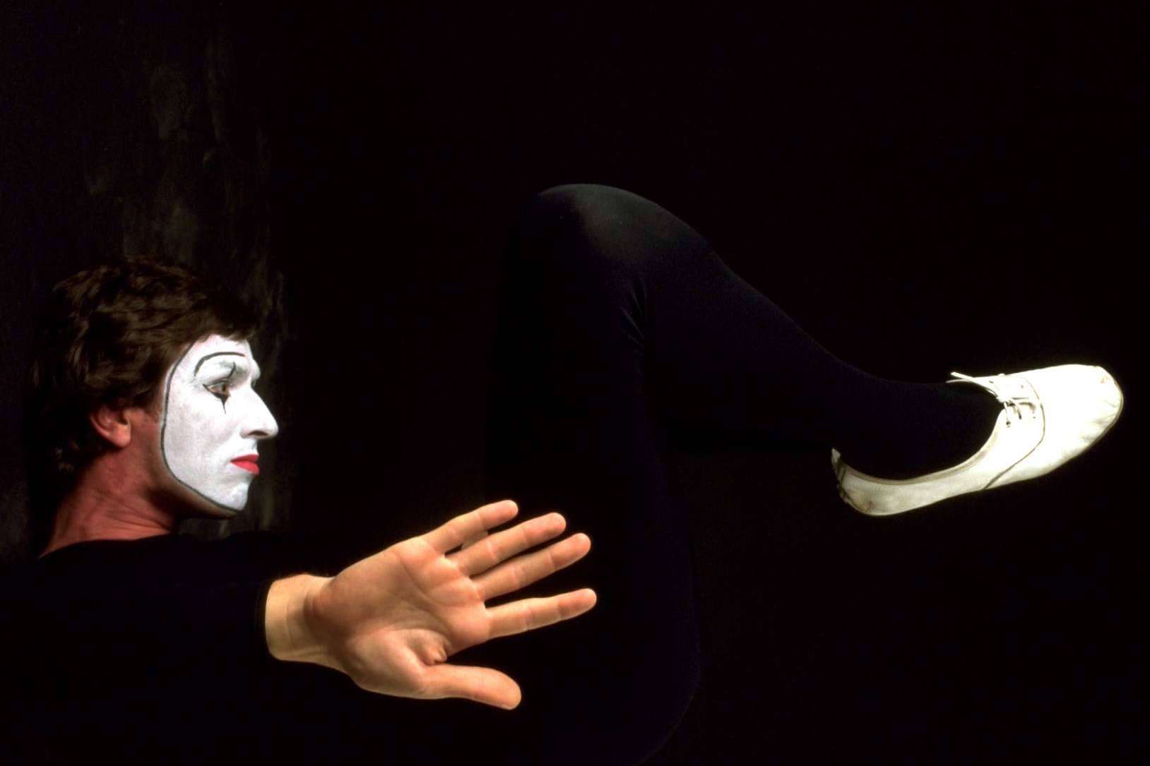 El Teatro de Mimo Peter Roberts es una iniciativa para la sensibilización y prevención del uso y el abuso del alcohol entre la juventud
