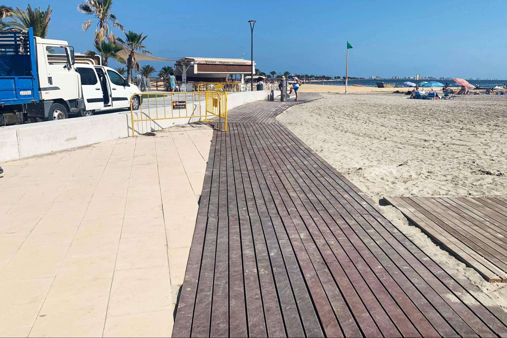 Pasarelas de plástico 100 % reciclado para las playas en verano