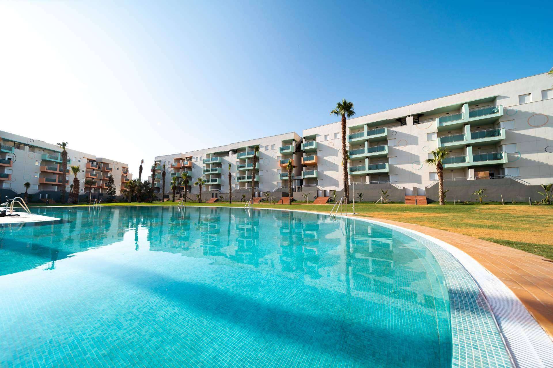 Los apartamentos en Almerimar, un lugar privilegiado de la Costa de Almería, permiten vivir frente al mar