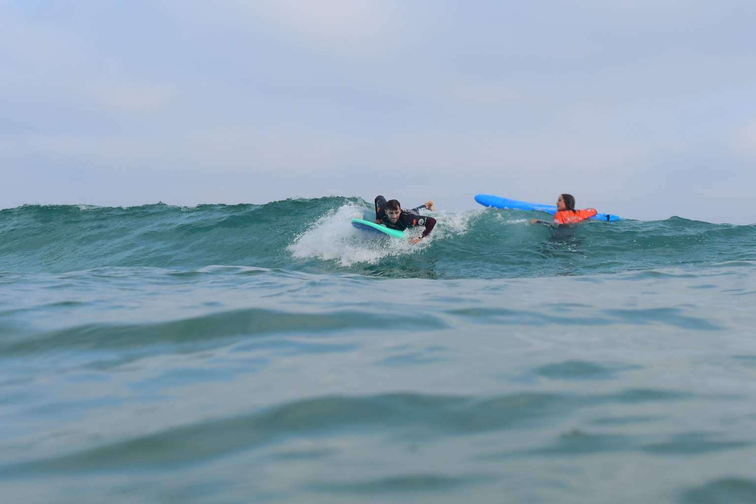 ¿Qué ofrece Watsay Surf School en sus campamentos de surf para aprender en verano?