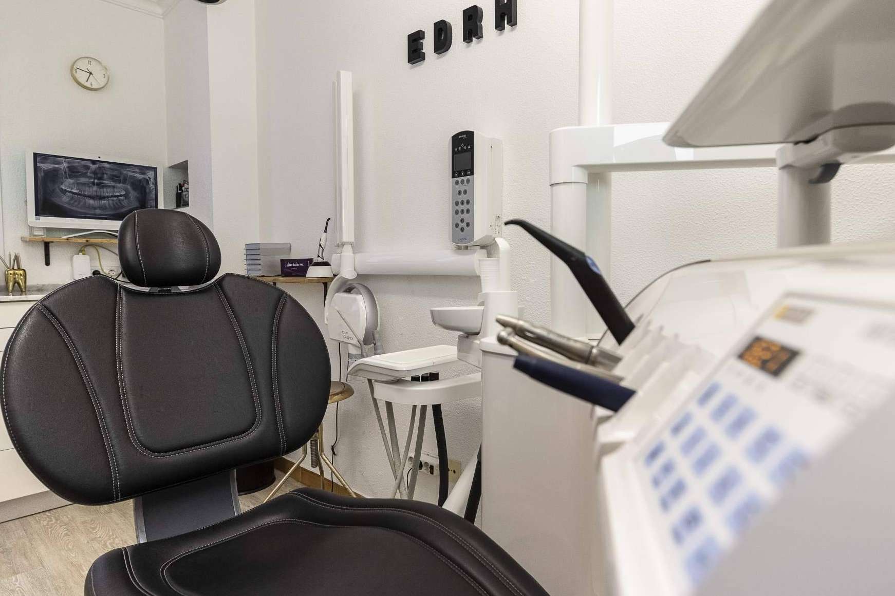 Recuperar la funcionalidad de la boca con implantes dentales en la clínica dental del Dr. Román Hernández