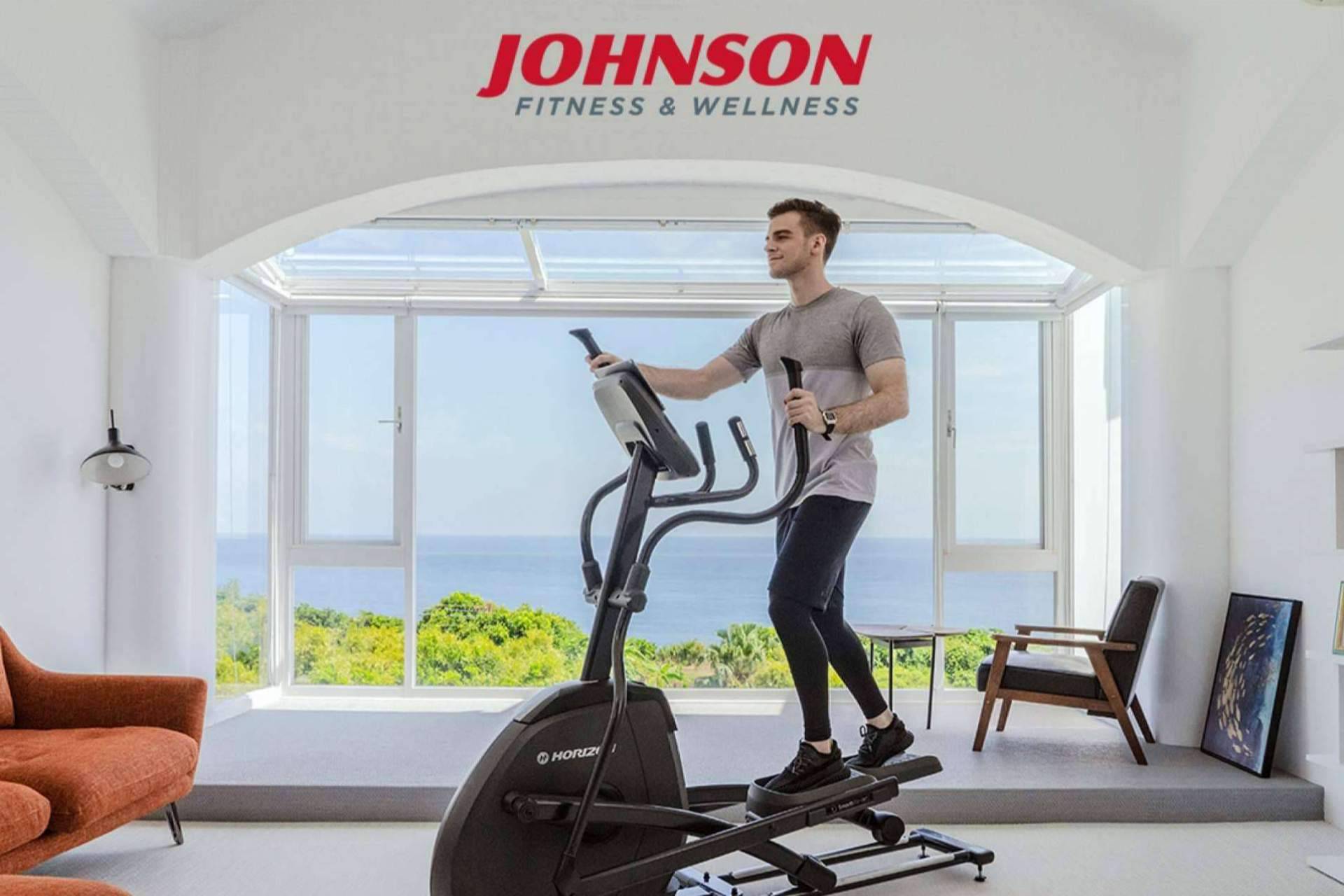Hay una variedad de bicicletas estáticas y de elípticas disponibles en la tienda de Johnson Fitness & Wellness.