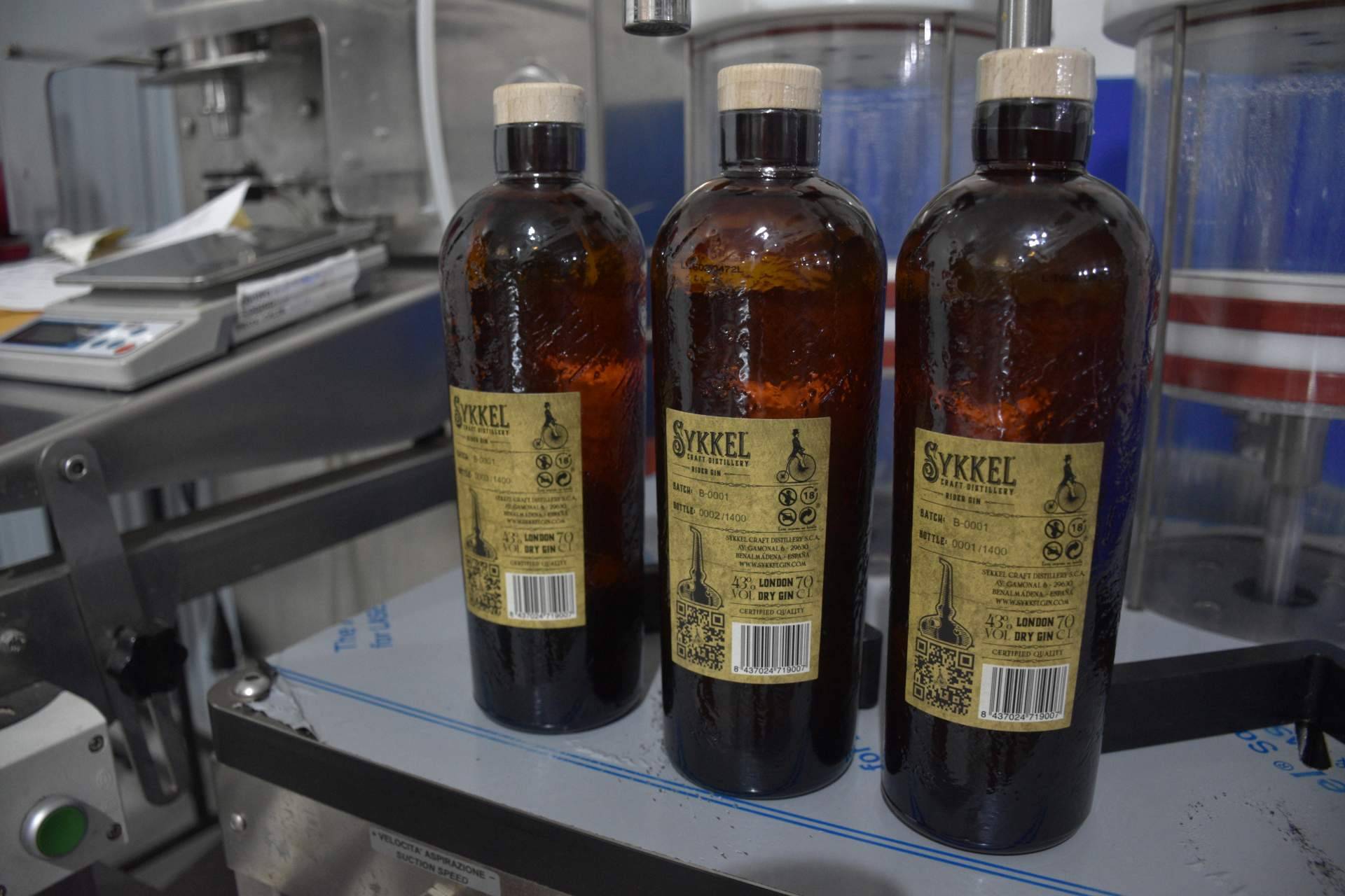 Las partidas limitadas de 1.400 botellas numeradas de Sykkel London Dry Gin, una ginebra premium artesanal andaluza