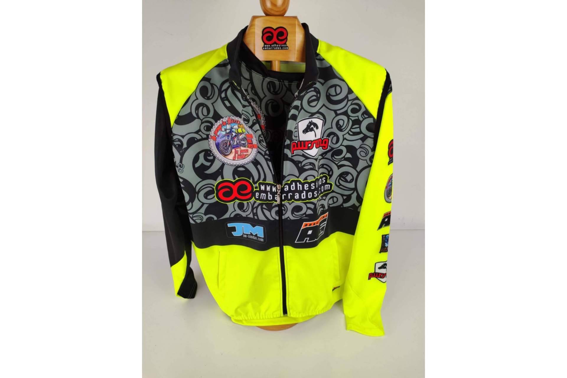 Crear una imagen exclusiva con equipación de enduro y motocross personalizada de la mano de ADHESIVOSEMBARRADOS