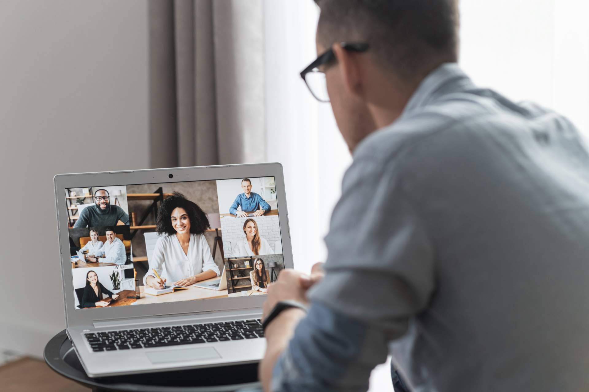 ¿Qué ofrecen los cursos por videoconferencias en directo de IOE Business School?
