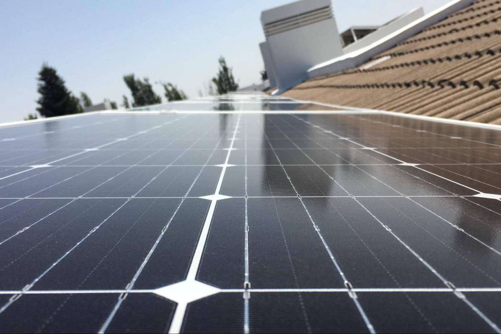 Enchufarse al sol para olvidarse de la subida de la luz