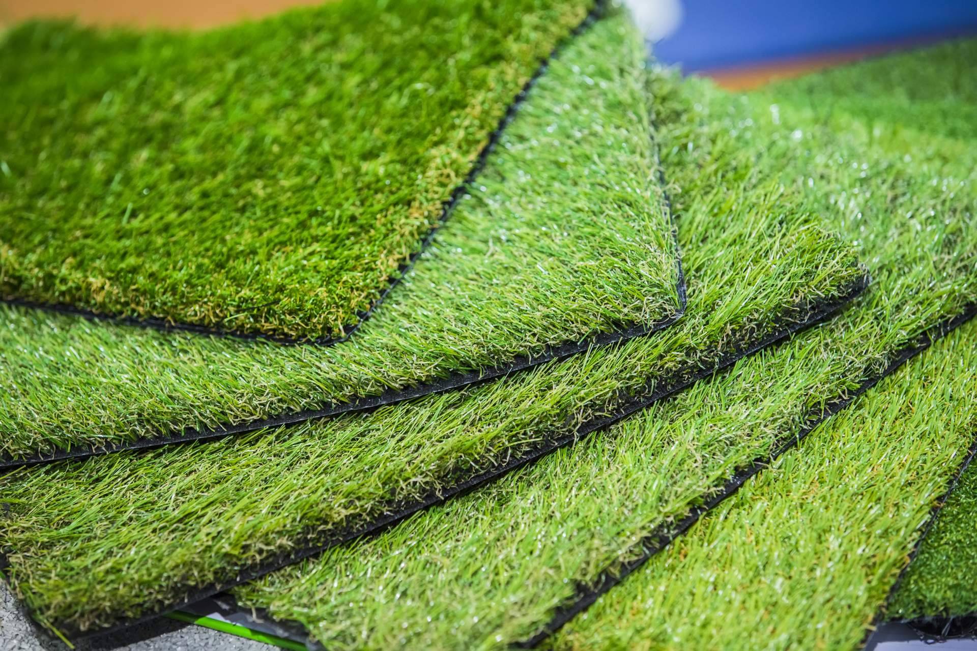 Césped artificial para decorar jardines y terrazas, con JardínVertical.es