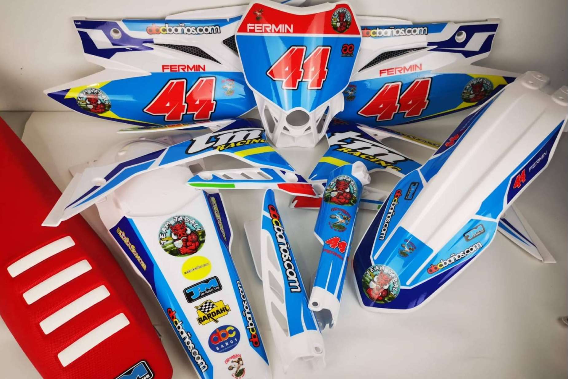 La tienda ADHESIVOSEMBARRADOS ofrece una amplia variedad de opciones en plásticos y adhesivos para motos de cross y enduro