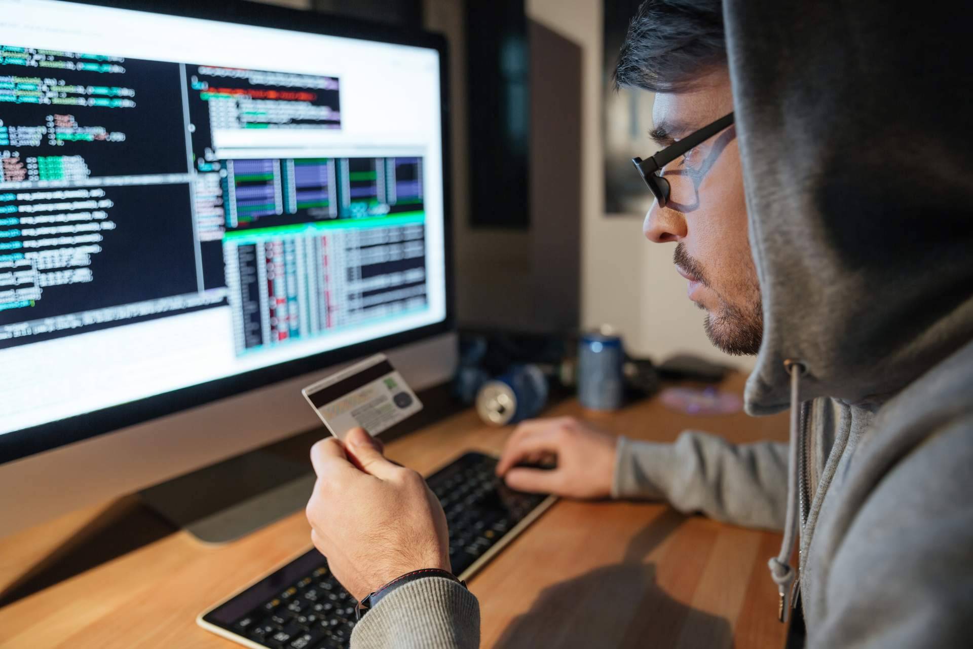 Las razones por las que la Interpol está formando a sus agentes para vigilar el metaverso