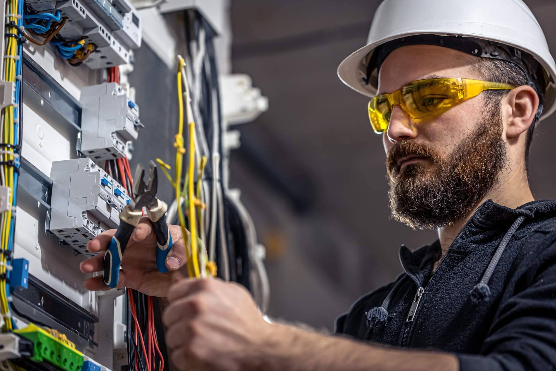 Los servicios de electricistas profesionales urgentes de Savelec