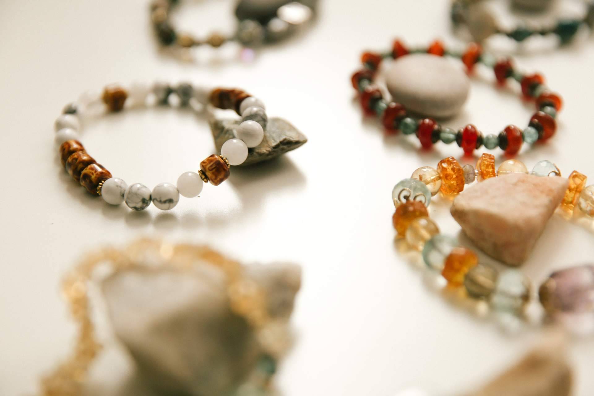Piedras naturales relacionadas directamente con cada uno de los chakras, en la tienda Tierra de Gemas
