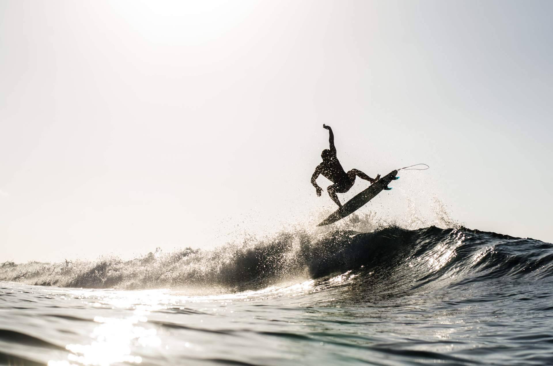 Practicar surf en la playa de Berria de la mano de Watsay Surf School