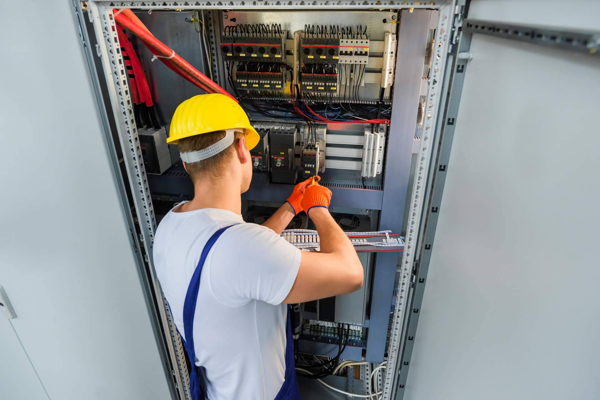 Soluciones González ofrece a sus clientes un equipo de electricistas Málaga 24h para solucionar cualquier urgencia