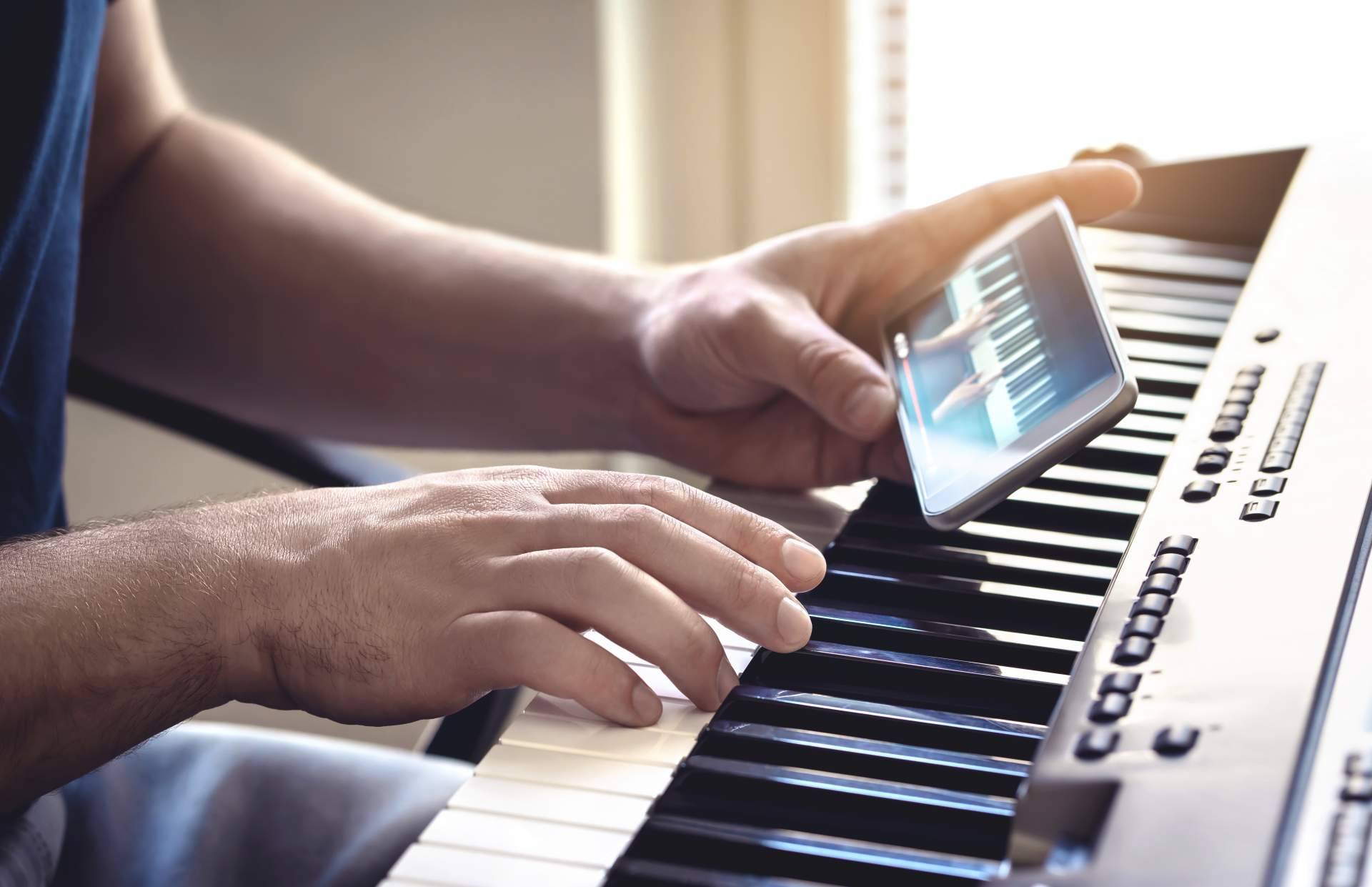 Escuela de Música Erizo imparte clases de piano online para niños y adultos