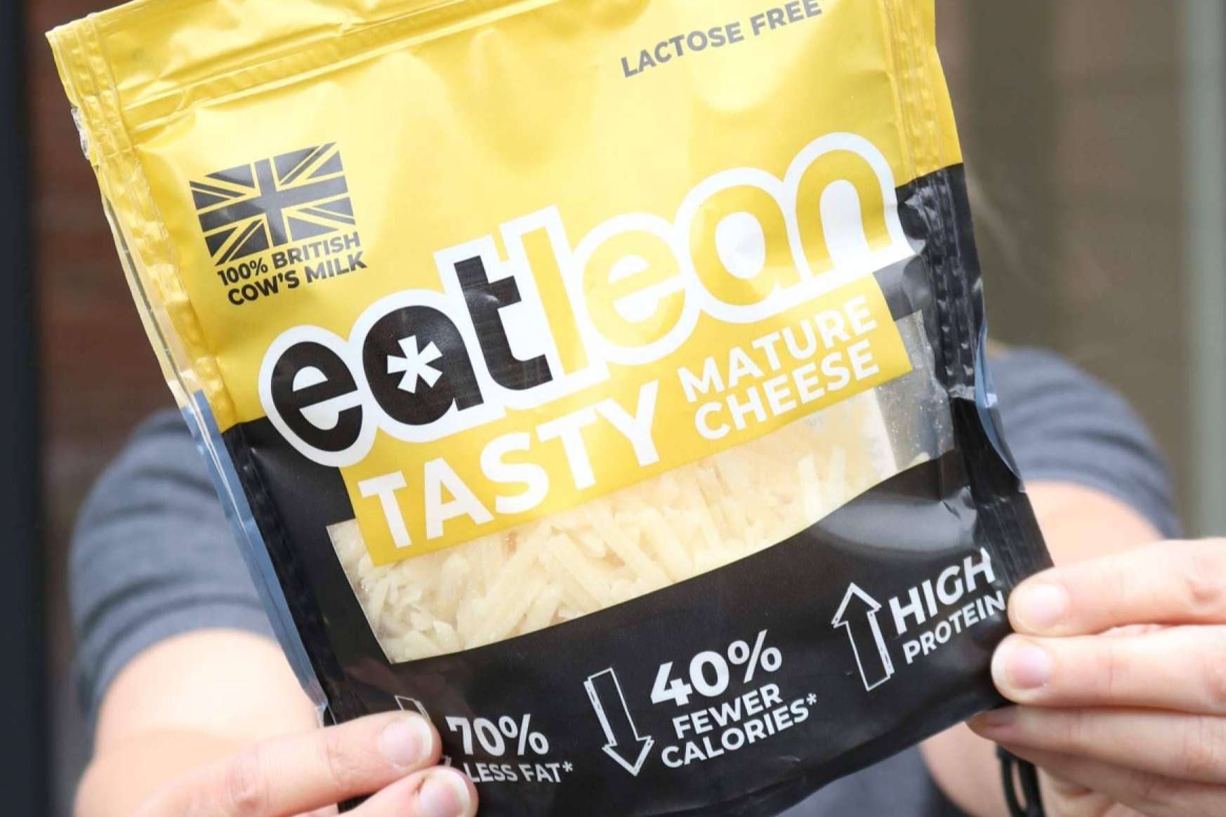 El queso curado rallado de Eatlean se realiza con una nueva receta alta en proteínas, sin lactosa y baja en grasas y en calorías