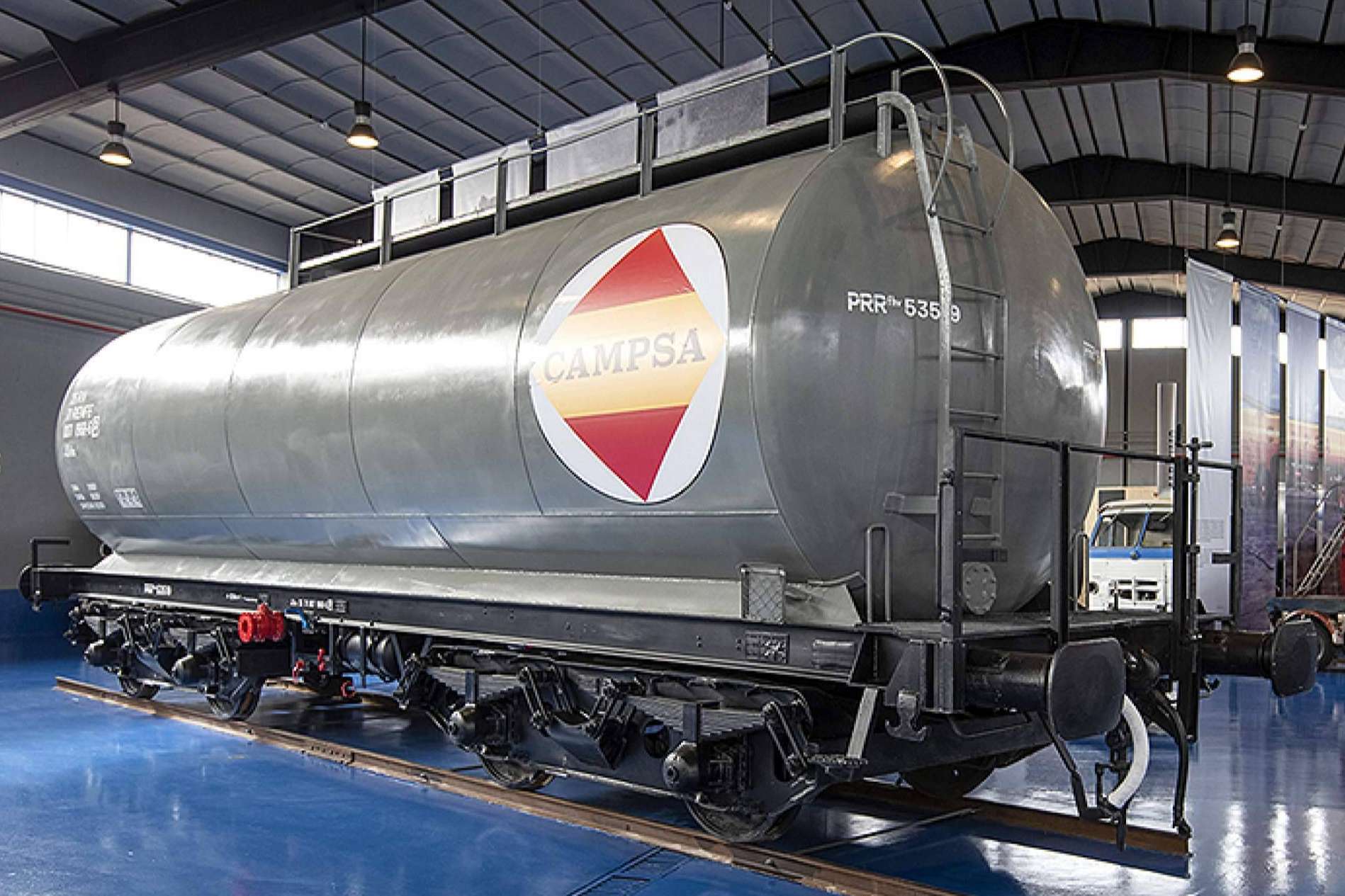 Un histórico vagón cisterna de CAMPSA restaurado por la Fundación del Patrimonio Ferroviario