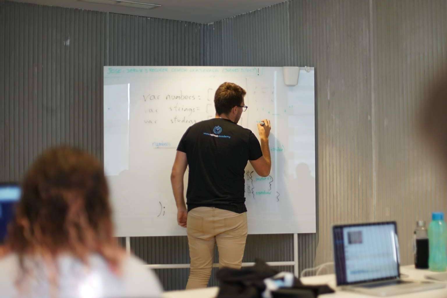 La importancia de contar con expertos para la digitalización de las pymes, por Reboot Academy