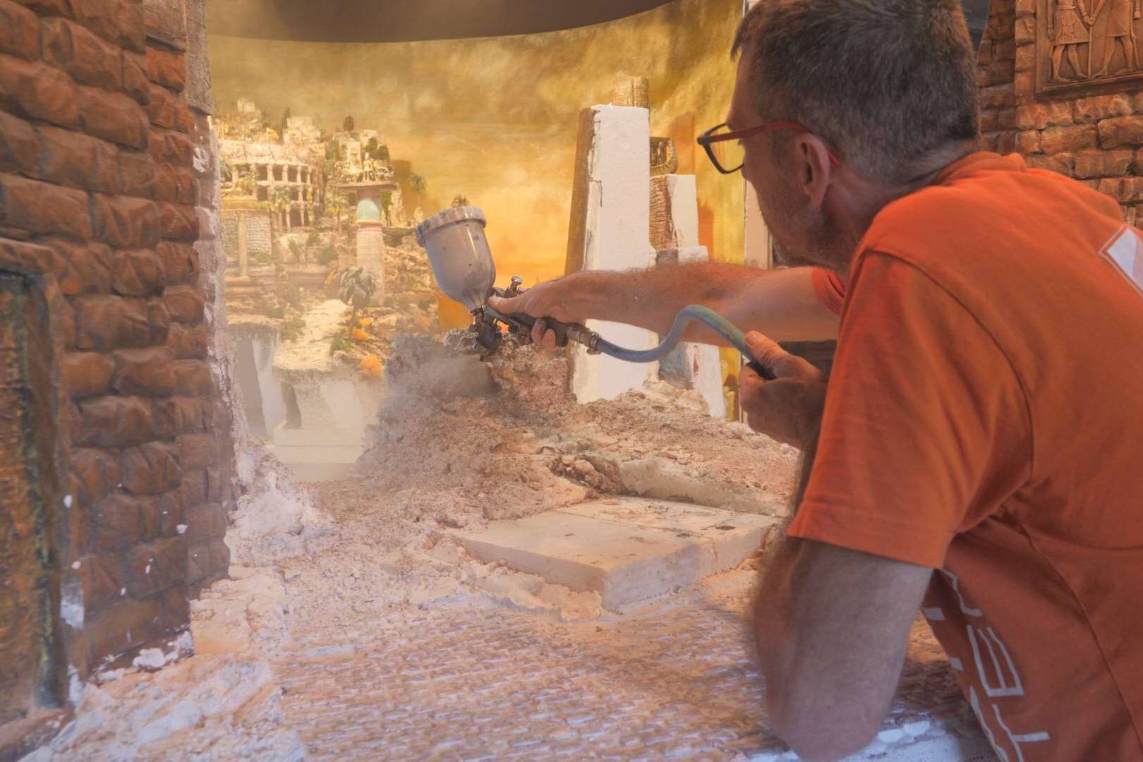 Ramón Colomer muestra en su canal de YouTube vídeos del proceso de construcción de sus dioramas de las 7 maravillas del mundo antiguo